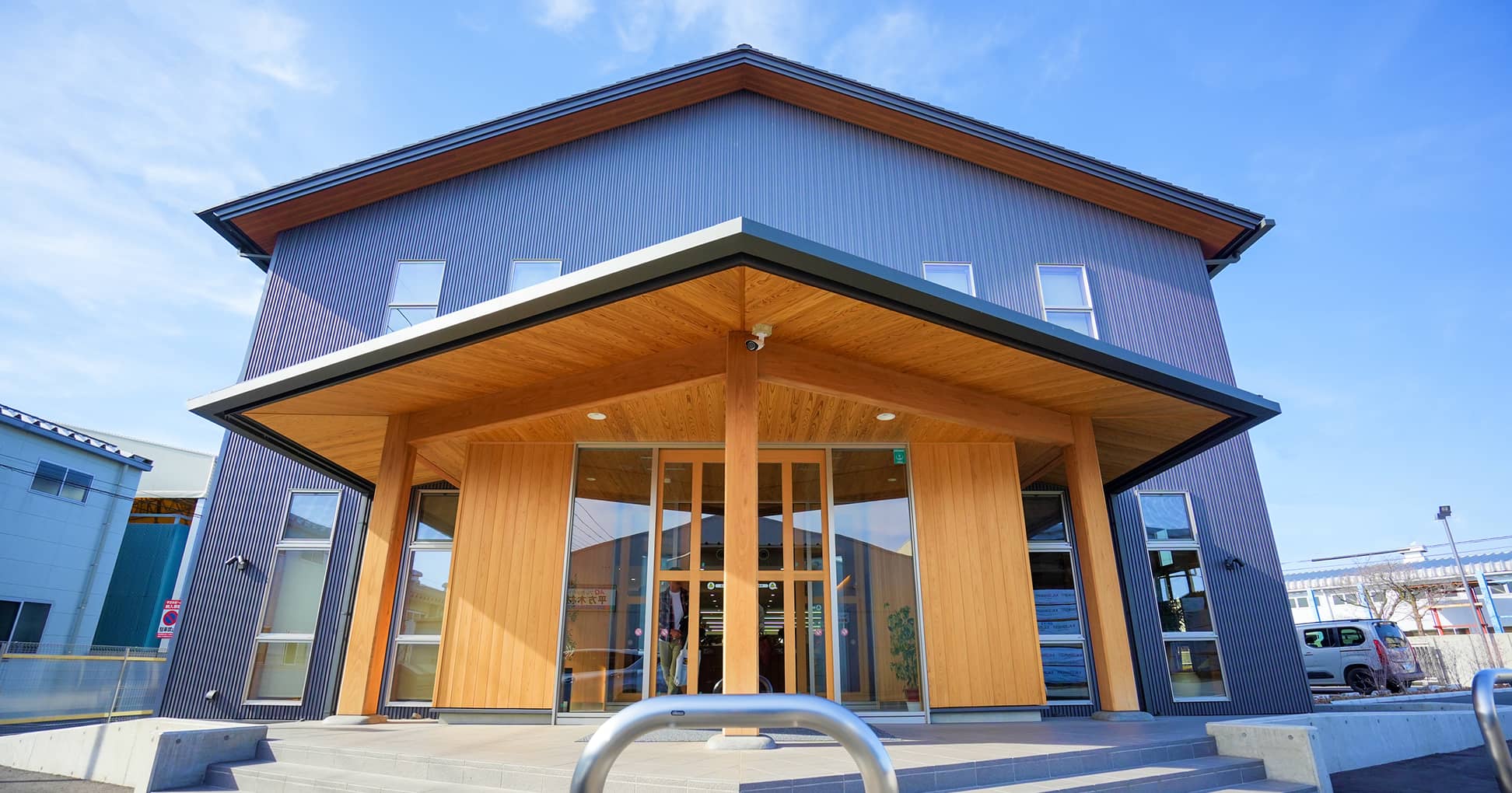 社屋玄関正面の写真