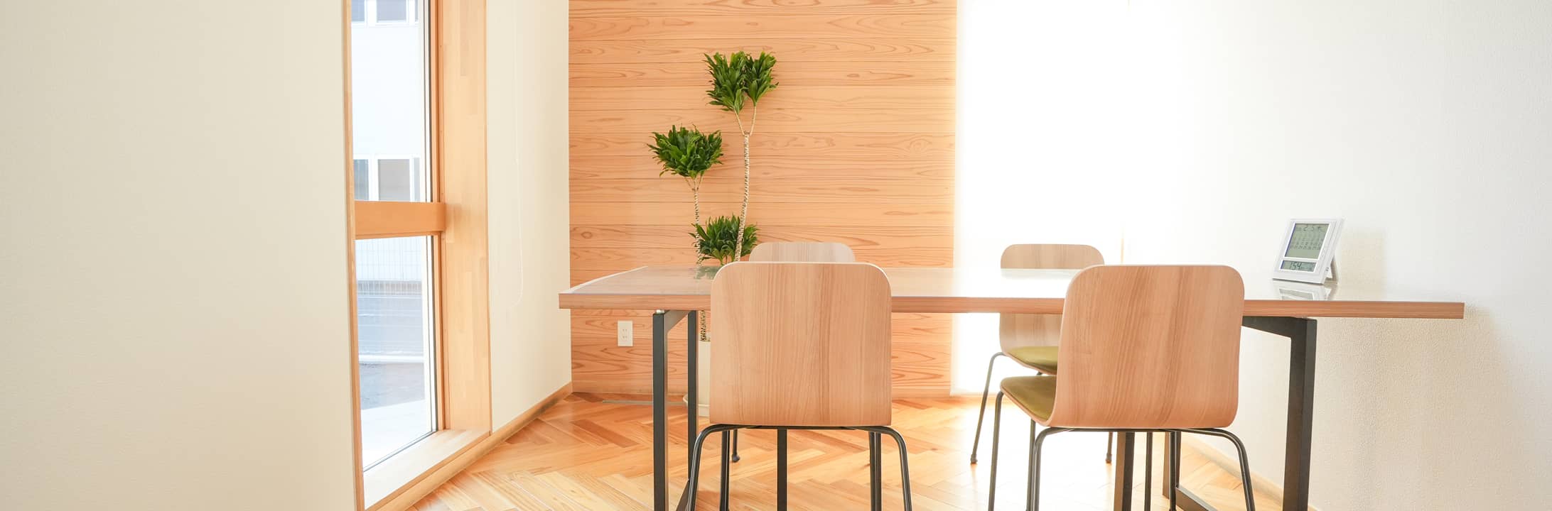 光が差し込む木目調の部屋