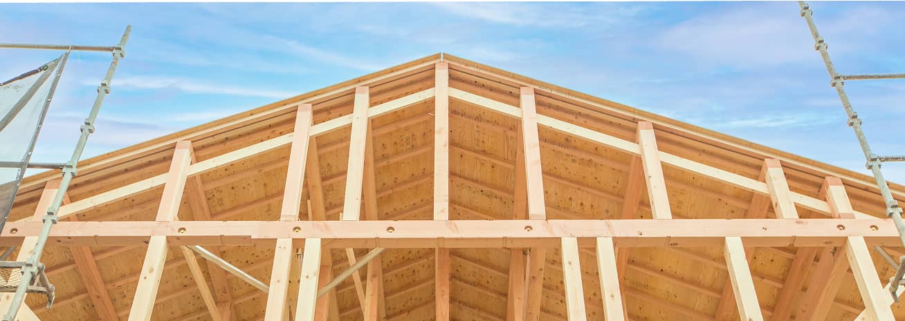 木を使った建物の建築途中の写真